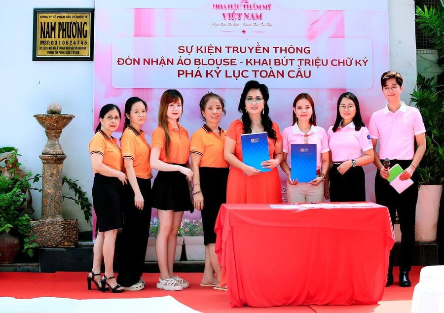 Lễ ký kết của Ban tổ chức dự án “Hành trình Phá kỷ lục triệu chữ ký vì sức khỏe - sắc đẹp cộng đồng Việt Nam” và Công ty CP Đầu tư Quốc tế Nam Phương - đơn vị tài trợ chiếc áo Blouse phá kỷ lục tại sự kiện