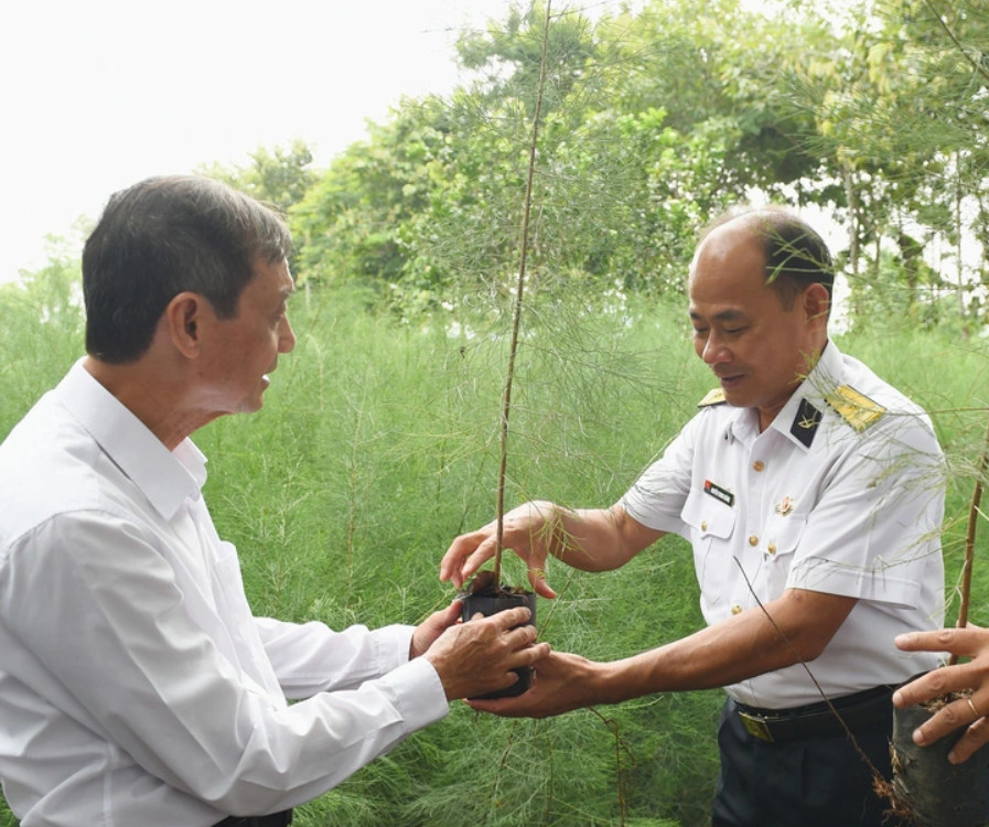Đại tá Nguyễn Trung Quảng - phó chủ nhiệm hậu cần kỹ thuật hải quân Vùng 4 - chia sẻ kinh nghiệm làm bầu ươm cho cây khỏe khi đưa lên tàu ra Trường Sa với ông Khoa