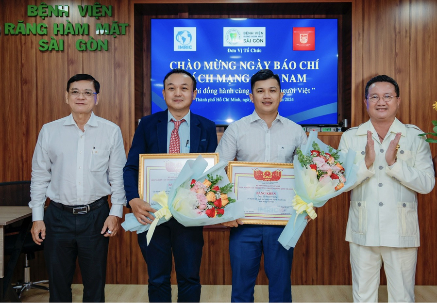 Ông Phạm Quang Bản và ông Hồ Minh Sơn tặng bằng khen cho Tập thể, BGĐ Bệnh viện RHM SG