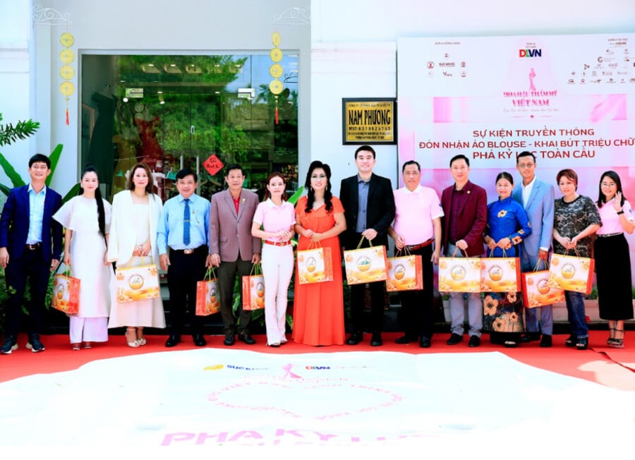 Ông Bùi Nga - Tổng Giám đốc Công ty TNHH MTV Yến Đảo Nha Trang (ngoài cùng, bìa trái) trao quà sản phẩm yến sào chất lượng tại sự kiện