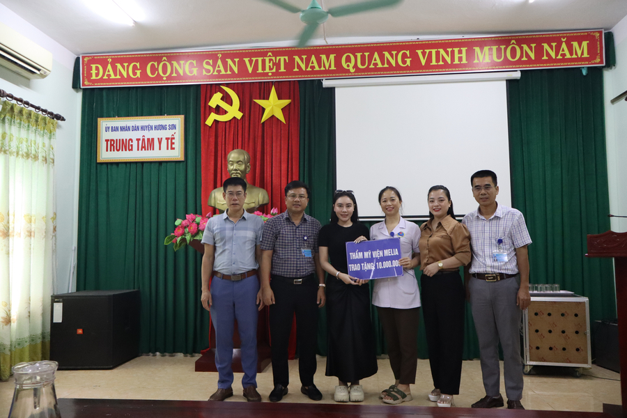 Bà Phan Thị Hoa, Chủ tịch Công ty Melia, chủ cơ sở Thẩm mỹ Melia trao tặng 10 triệu đồng vào bữa cơm tình thương cho bệnh nhân có hoàn cảnh khó khăn tại TTYT huyện Hương Sơn