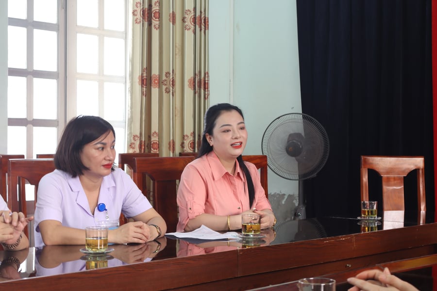 Bà Hoàng Thị Yến, chủ cơ sở Thẩm mỹ Yến Phúc trao tặng 10 chiếc tủ kê đầu giường bệnh nhân cho TTYT huyện Cẩm Xuyên
