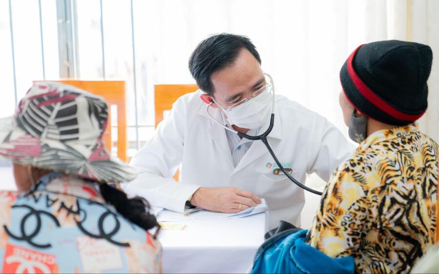 Đội ngũ bác sĩ Phòng khám Đa khoa Phương Nam thăm khám tổng quát, tư vấn sức khỏe cho người dân xã Đạ Nhim  