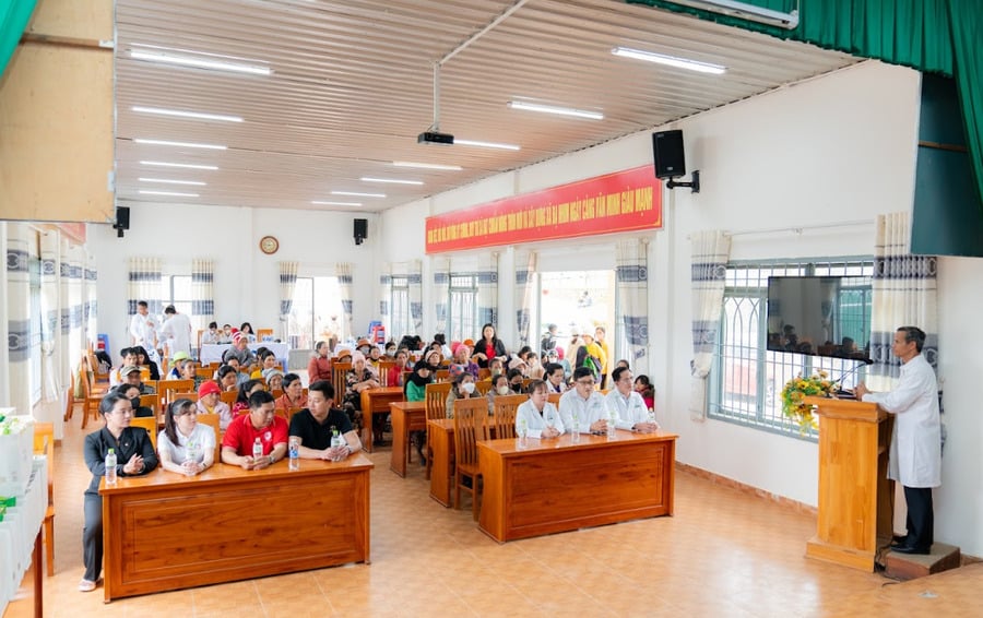 Đông đảo người dân xã Đạ Nhim tập trung tại Hội trường thôn Đa Tro để được khám bệnh, phát thuốc và trao tặng nhu yếu phẩm  