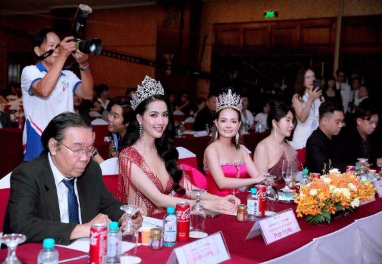 Coca Cola tài trợ cuộc thi Hoa hậu thẩm mỹ Việt Nam 2024 nhằm đề cao vẻ đẹp phụ nữ Việt