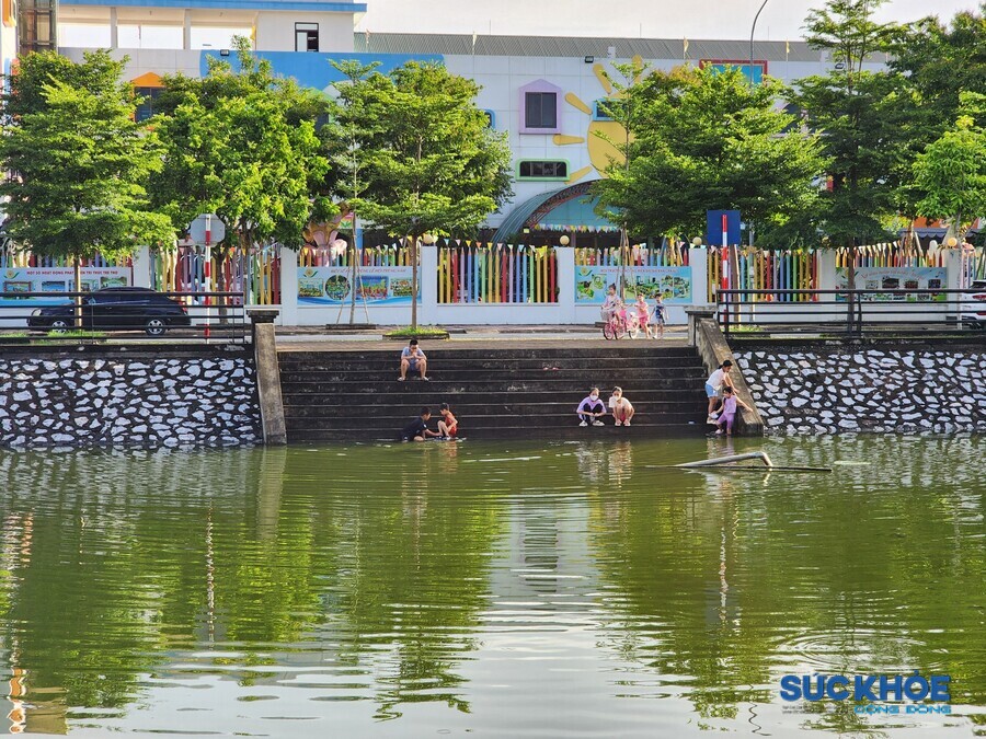 Trẻ em vui chơi tại khu vực hồ điều hòa, phường Đông Vệ, thành phố Thanh Hóa
