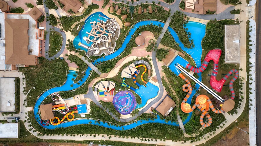 Sam Son Water Park thuộc Tổ hợp vui chơi giải trí Sun World Sam Son, nằm trên đại lộ Nam sông Mã, cách trung tâm thành phố Thanh Hóa khoảng 15km. Từ đây di chuyển ra bãi biển Sầm Sơn khoảng 1,5km