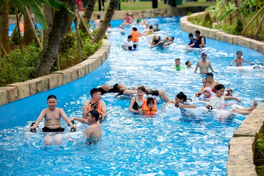 Sam Son Water Park thỏa mãn nhu cầu vui chơi, thư giãn của du khách mọi lứa tuổi với hệ thống 14 tổ hợp trò chơi dành cho cả người lớn và trẻ em