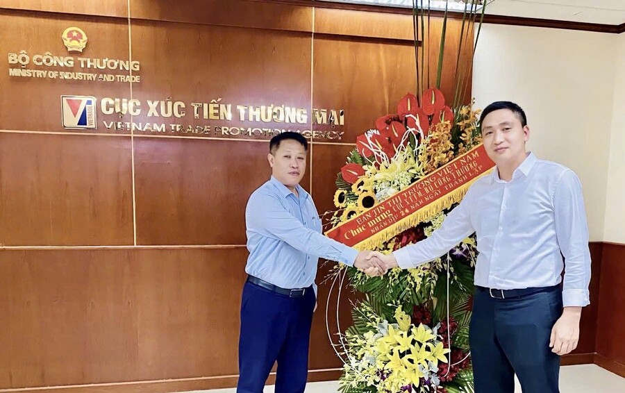 Đại diện Bản tin Thị trường Việt Nam tặng hoa và chúc mừng Đại diện Cục XTTM, Phó Cục trưởng Hoàng Minh Chiến