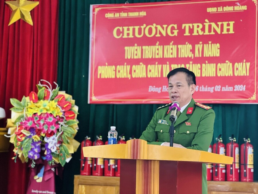 Đại tá Lê Như Lập - Phó Giám đốc Công an tỉnh Thanh Hóa phát biểu tại chương trình trao tặng 250 bình chữa cháy cho các hộ nghèo, hộ cận nghèo xã Đông Hoàng