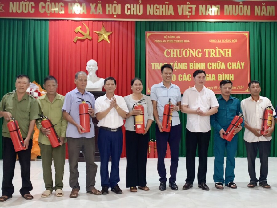 Công an tỉnh Thanh Hóa trao bình chữa cháy cho các hộ dân xã Hoằng Sơn, huyện Hoằng Hoá, Thanh Hóa