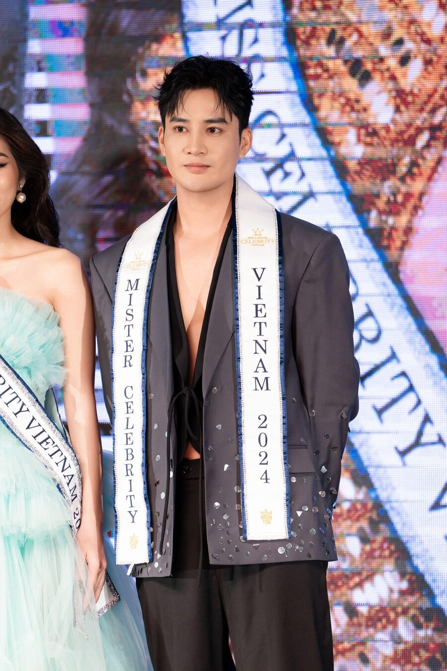 Đoàn Bảo Ân sẽ là đại diện của Việt Nam tại Miss & Mister Celebrity International 2024. Anh sinh năm 1993 và quê tại Bắc Ninh. Hiện anh đang là 1 diễn viên tự do và có chiều cao nổi bật 1m86