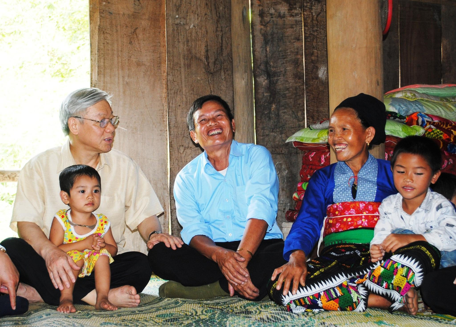 Tổng Bí thư Nguyễn Phú Trọng thăm hỏi, trò chuyện với một gia đình người Thái ở bản Sáng, xã Quang Chiểu, huyện Mường Lát