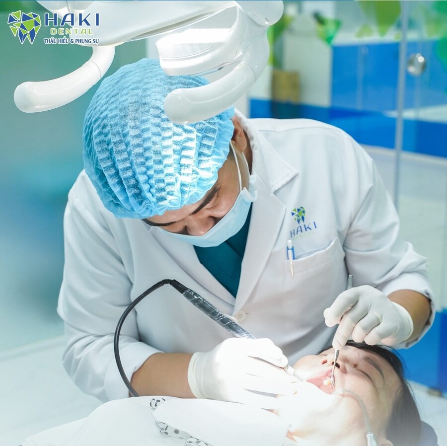 Các cô chú được tham gia thăm khám răng miệng miễn phí tại Haki Dental. Ảnh: Fanpage Haki Dental