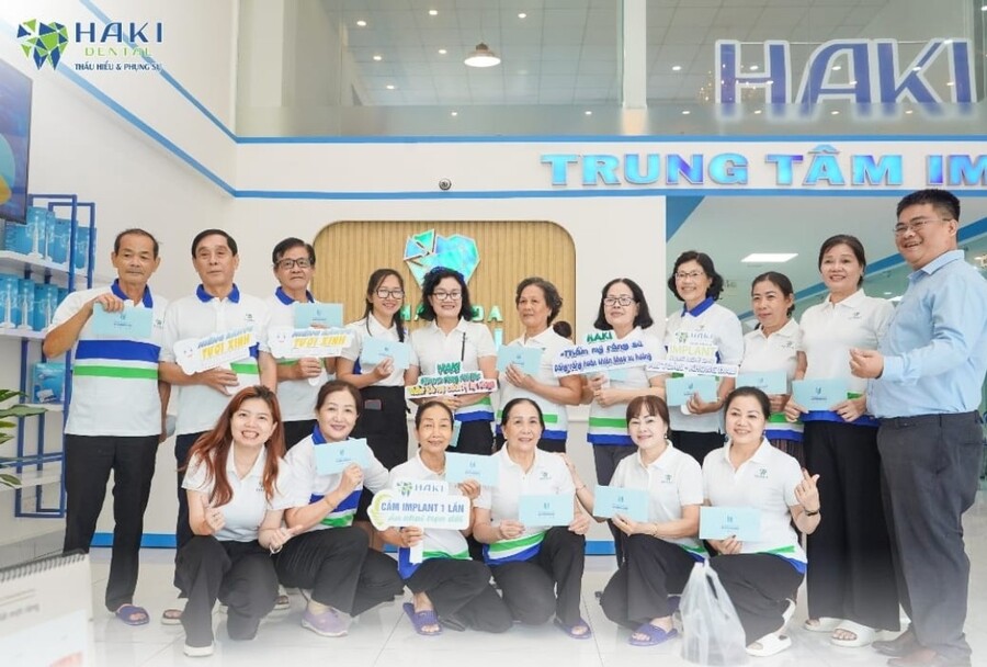 Đội ngũ Haki Dental trong buổi thăm khám chương trình “Chăm sóc sức khỏe cộng đồng”. Ảnh: Fanpage Haki Dental