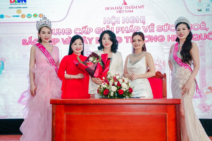 Bà Phạm Thị Hương (Người đồng sáng lập tiệc trà đêm trăng tại Hồ Văn Văn Miếu - Chủ tịch cộng đồng Mandala cân bằng cuộc sống) - Trưởng ban đối ngoại phía Bắc ký hợp tác BTC