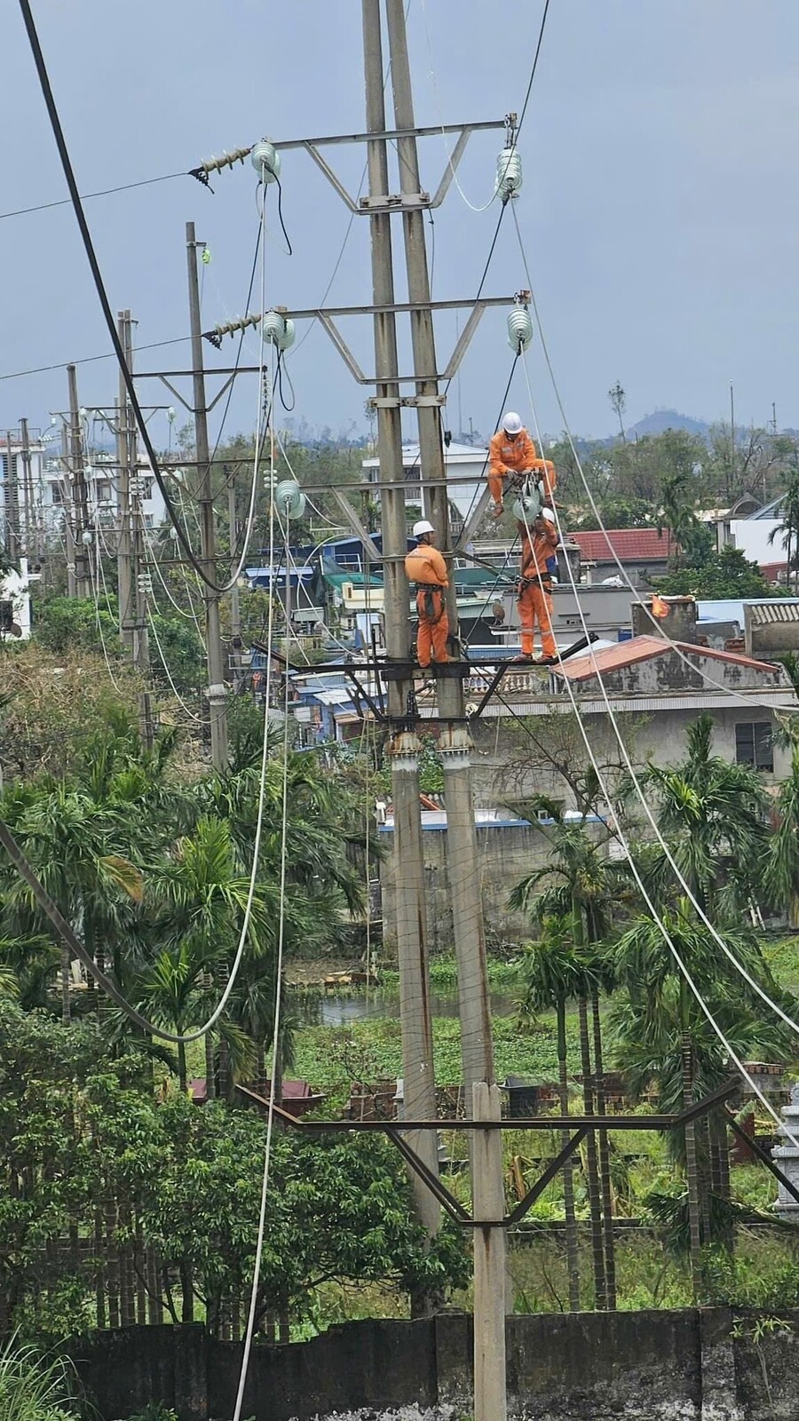 Tổ xung kích thuộc Công ty Điện lực Hà Tĩnh đang khắc phục đường điện tại các tỉnh phía Bắc