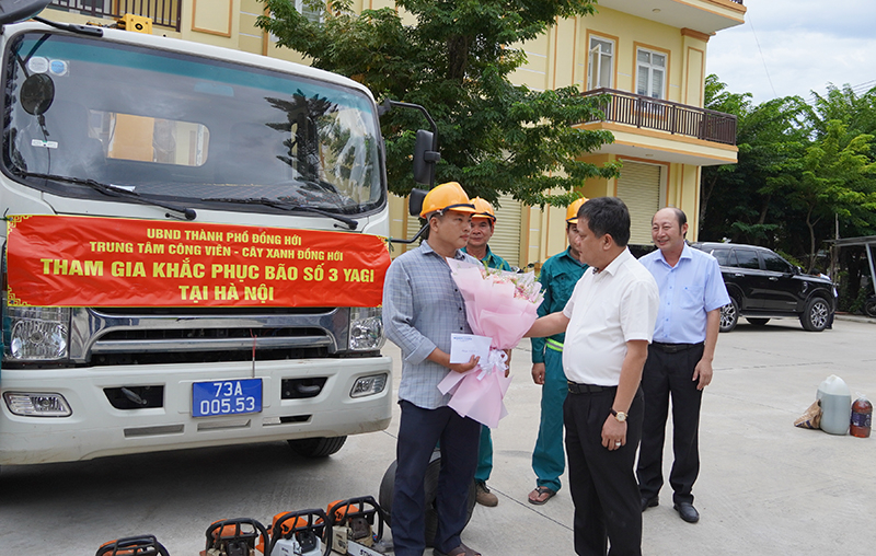 Trung tâm Công viên cây xanh TP. Đồng Hới tham gia khắc phục bão số 3 tại Hà Nội và các tỉnh phía Bắc