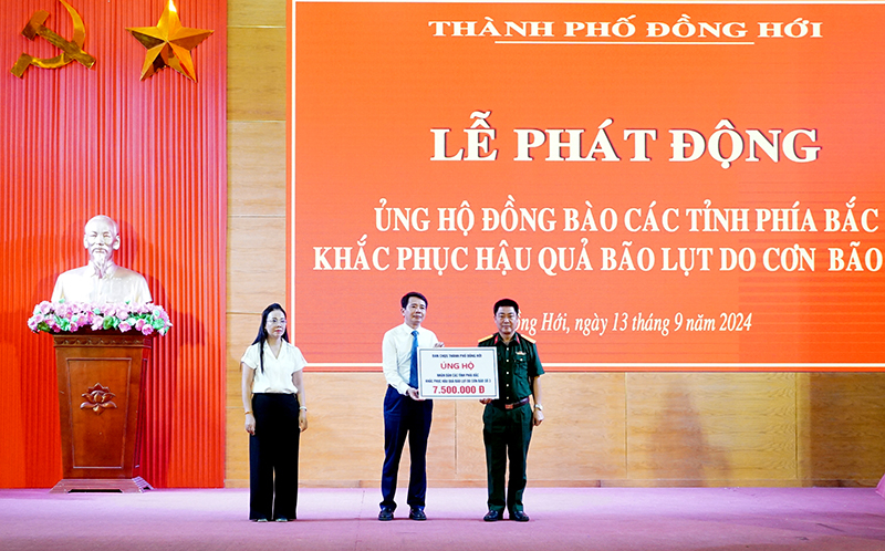 Lãnh đạo thành phố Đồng Hới, tỉnh Quảng Bình  tiếp nhận sự hỗ trợ của các địa phương, đơn vị, tổ chức, doanh nghiệp.