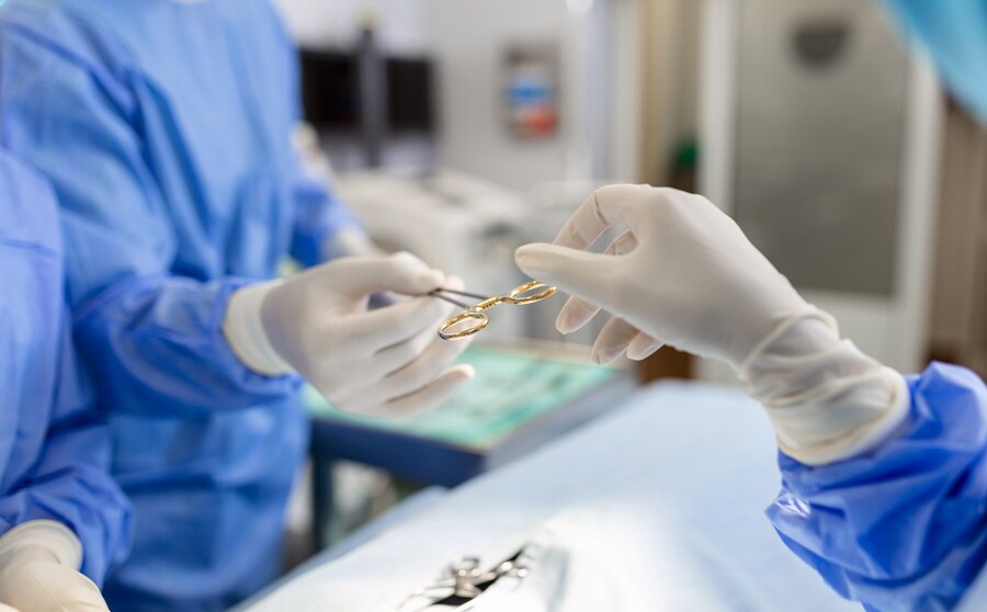 low-angle-shot-operating-room-assistant-hands-out-instruments-surgeons-during-operation-surgeons-perform-operation-professional-medical-doctors-performing-surgery-1_1680x1041