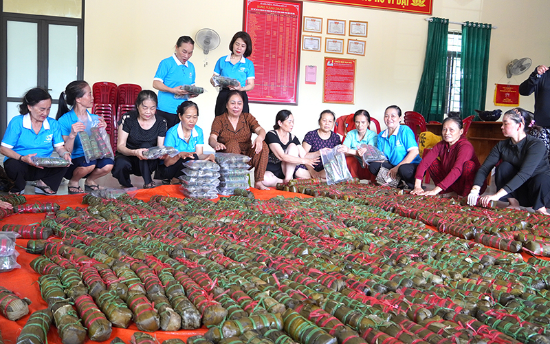 Hội Liên hiệp phụ nữ tỉnh Quảng Bình tổ chức gói bánh, quyên góp nhu yếu phẩm hỗ trợ đồng bào phía Bắc