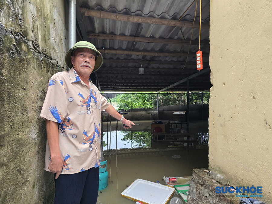 Ông Nguyễn Hữu Thắng chưa hết bàng hoàng trước việc nước lũ dâng nhanh, nhấn chìm nhiều đồ đạc