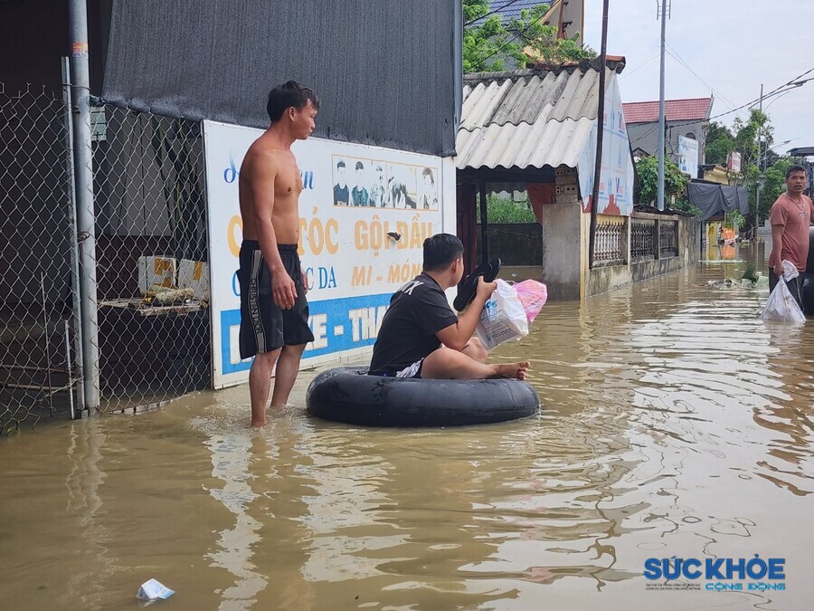 Nước sông Mã dâng nhanh khiến nhiều người dân không kịp sơ tán đồ đạc