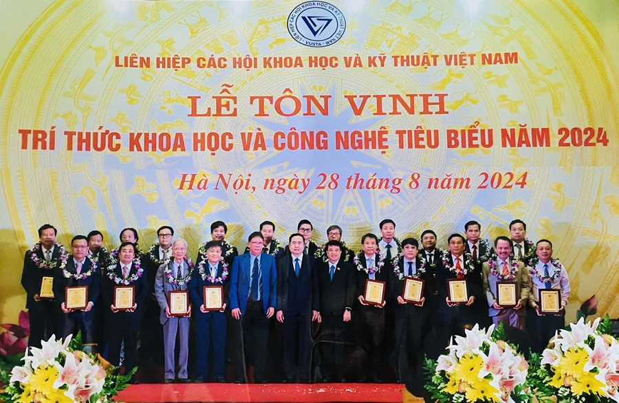 Thầy thuốc ưu tú, Ths. Nguyễn Việt Thắng, Phó Chủ tịch Hiệp hội Điều dưỡng Việt Nam, Chủ tịch hội Điều dưỡng Hà Tĩnh vừa được Liên hiệp các Hội Khoa học và Khoa học Kỹ thuật Việt Nam tôn vinh là trí thức khoa học và công nghệ tiêu biểu năm 2024, ông Thắng là người có những đóng góp lớn lao trong ngành điều dưỡng, là tấm gương miệt mài, tận tụy với nghề cho nhiều thế hệ ngành Y noi theo.