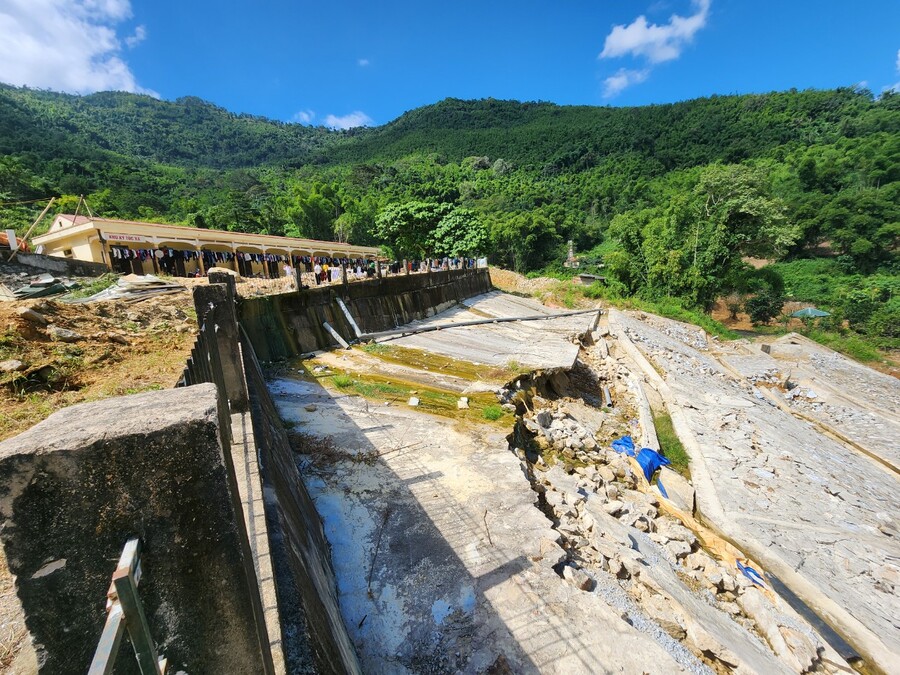 Chân kè taluy âm Trường Phổ thông dân tộc nội trú THCS Trung Lý bị nứt gãy nghiêm trọng