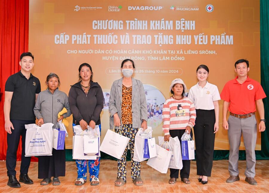 Chương trình thăm khám, cấp thuốc và tặng quà cho người dân xã Liêng Srônh do DVA GROUP phối hợp cùng Viện thẩm mỹ DIVA, Nha khoa Quốc tế DAISY và Phòng khám Đa khoa Phương Nam thực hiện