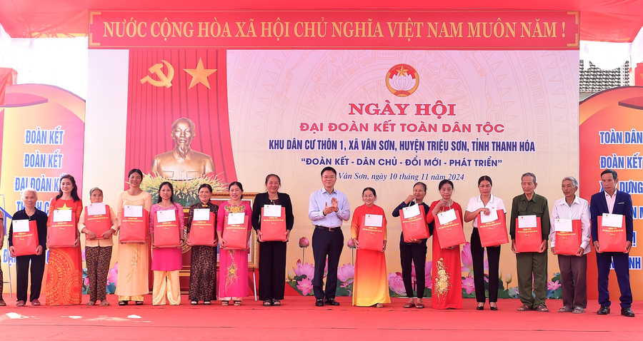 Phó Thủ tướng Lê Thành Long trao quà cho người dân Thôn 1, xã Vân Sơn, huyện Triệu Sơn, tỉnh Thanh Hóa