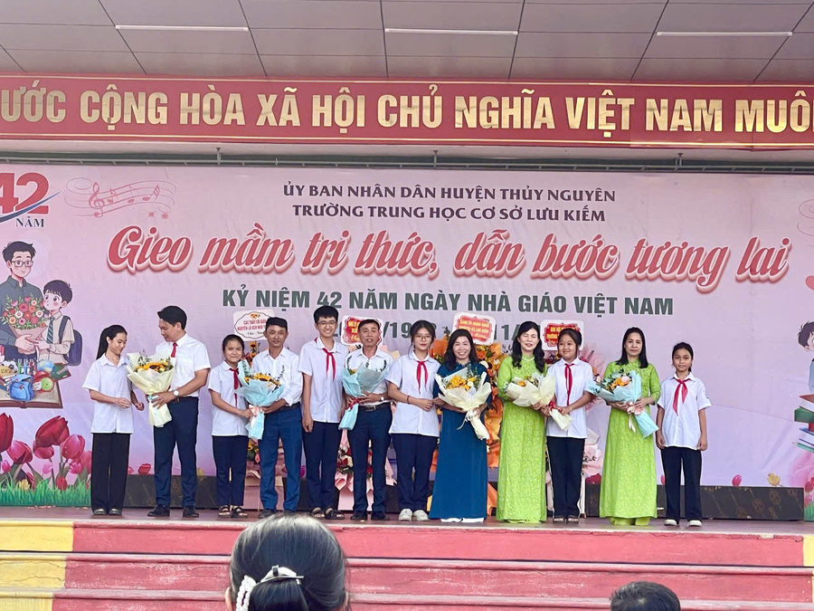 cac em hs tang hoa thay co giao 