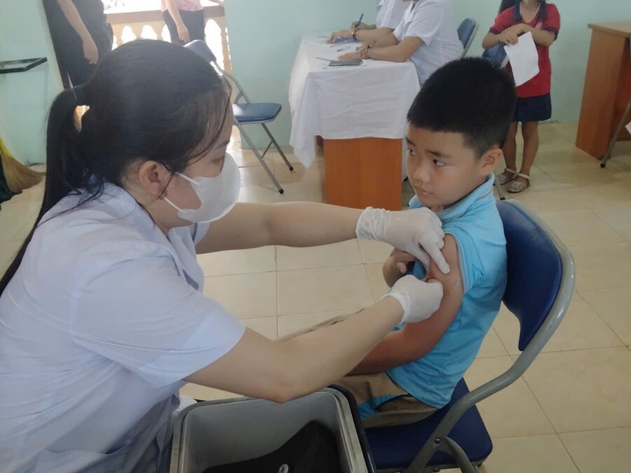 Tiêm phòng sởi cho học sinh tiểu học tại Thanh Hóa