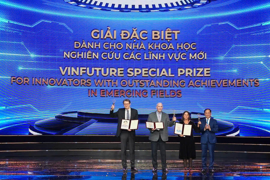 Giải Đặc biệt VinFuture 2024 dành cho Nhà khoa học nghiên cứu các lĩnh vực mới được trao cho Giáo sư Zelig Eshhar (Israel), Giáo sư Carl H. June và Giáo sư Michel Sadelain (Mỹ)