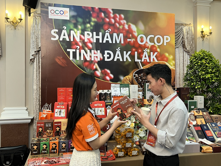 Quầy trưng bày sản phẩm OCOP tỉnh Đắk Lắk tại buổi họp báo