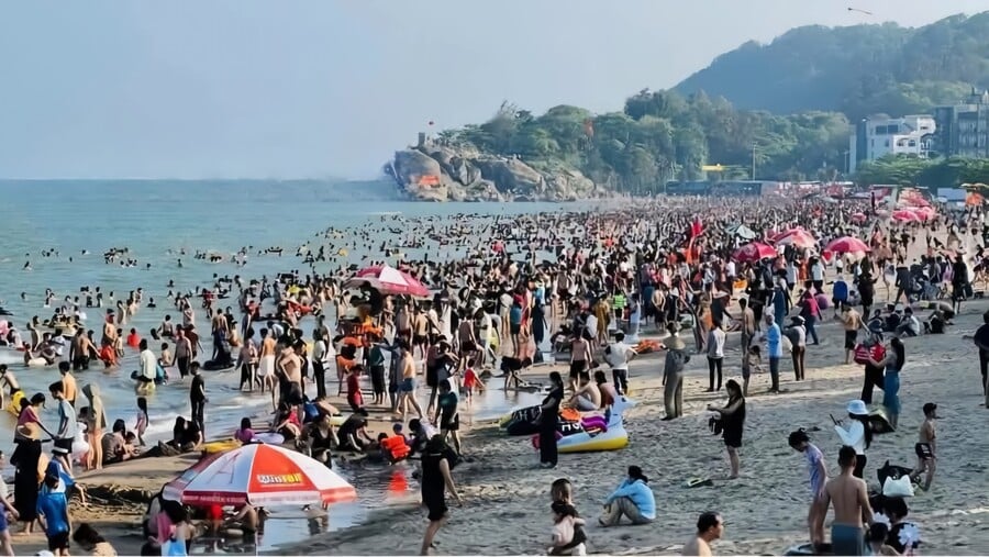 Bãi biển Sầm Sơn thu hút đông đảo du khách dịp nghỉ lễ
