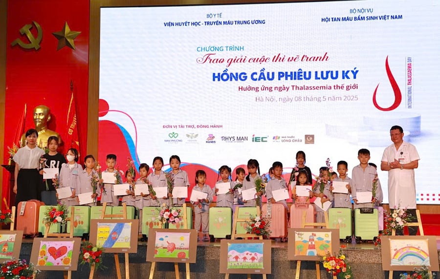Các bệnh nhi đạt giải trong Cuộc thi vẽ tranh “Hồng Cầu phiêu lưu ký”. (Ảnh: Vân Chi)