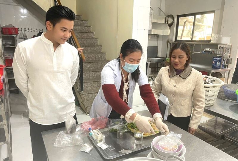 Cán bộ Trung tâm Y tế thành phố Sầm Sơn kiểm tra an toàn thực phẩm tại cơ sở lưu trú