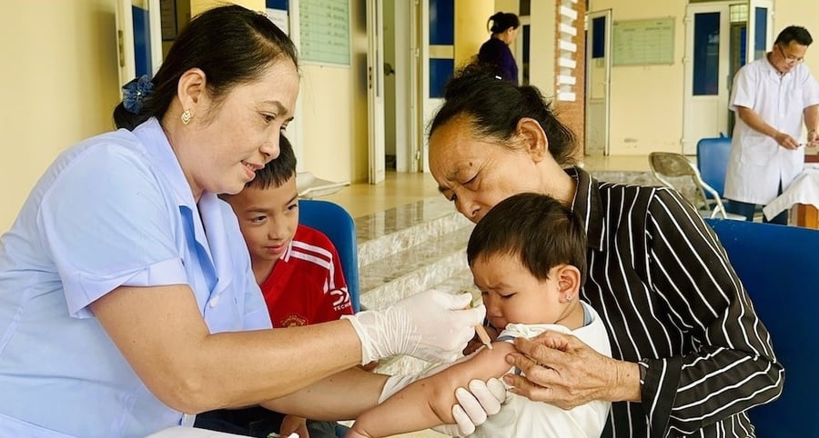 Tiêm vắc xin Sởi cho trẻ tại Trạm Y tế xã ở Thanh Hóa