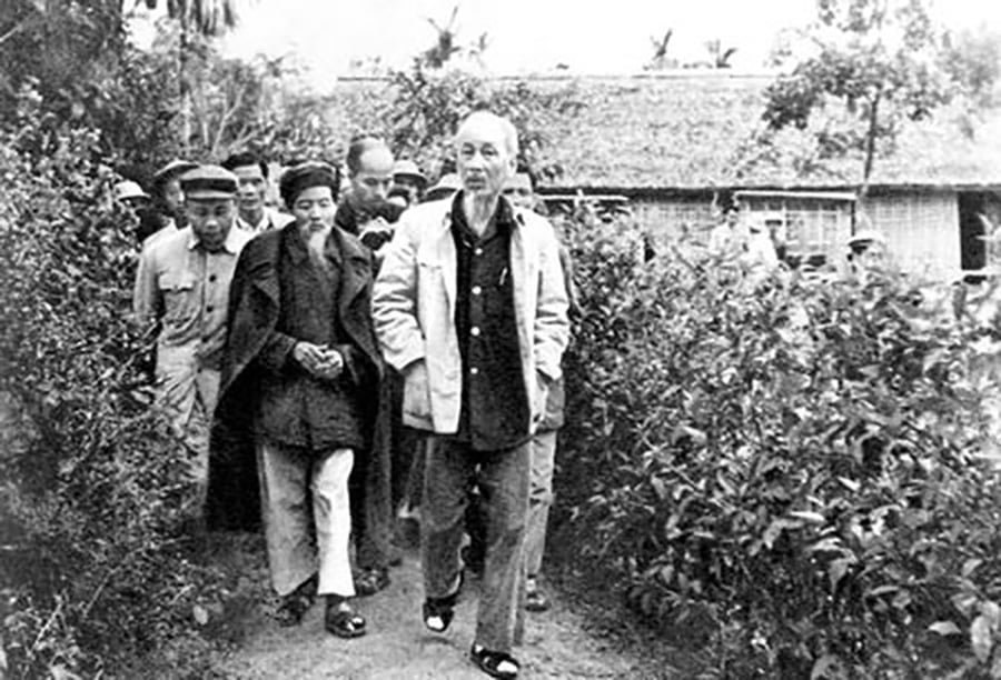 bac_ho_ve_tham_hoang_tru_que_ngoai_nam_19615660205_2122021