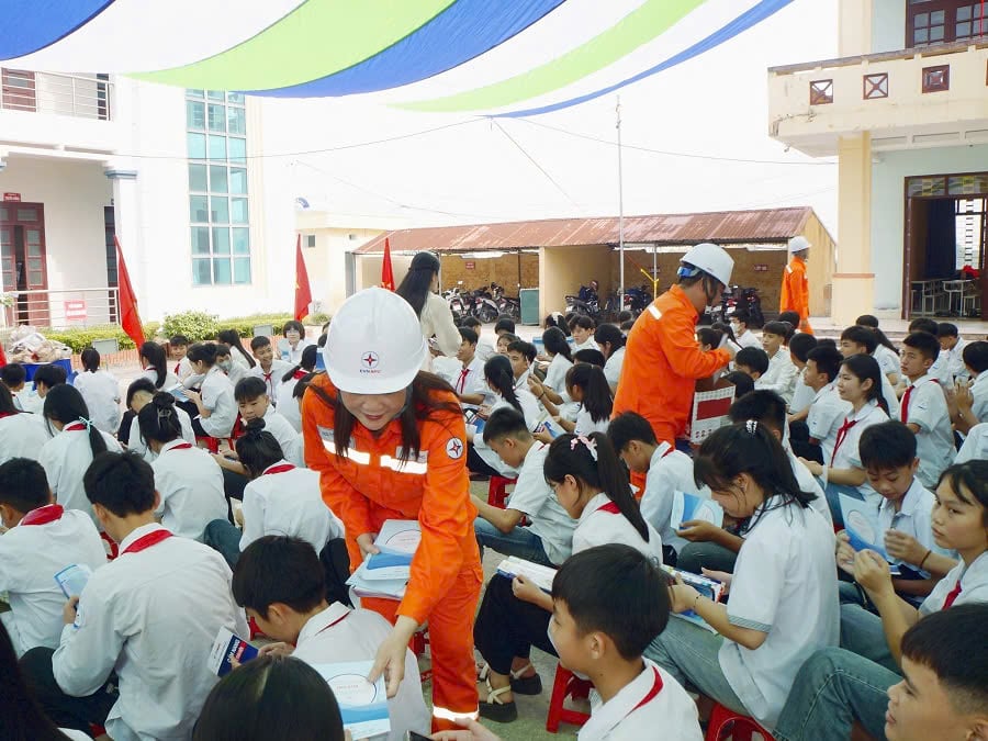 Hơn 300 học sinh cùng thầy, cô giáo được phổ biến về công tác bảo vệ hành lang an toàn lưới điện