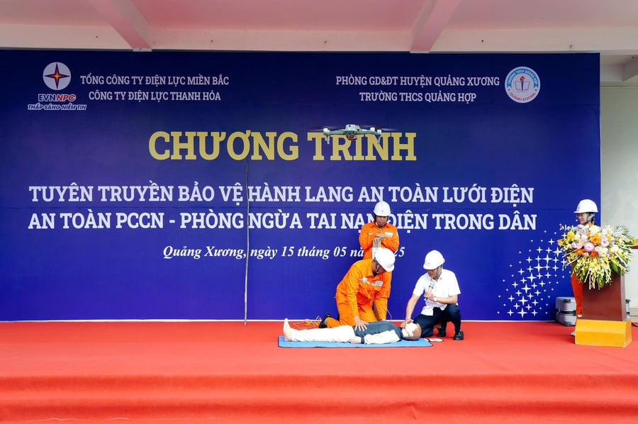 Cán bộ PC Thanh Hóa hướng dẫn các em học sinh về cách sơ cứu người bị điện giật