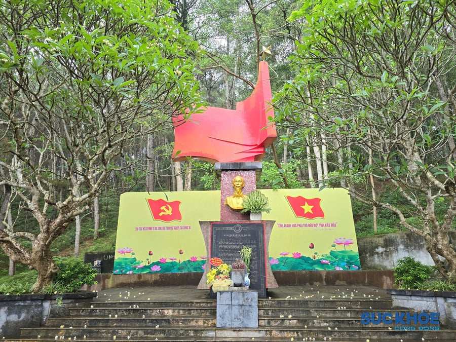 Đài tưởng niệm Bác Hồ trong khu di tích