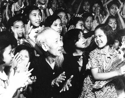 Tam long cua Bac ho voi thieu nien nhi dong