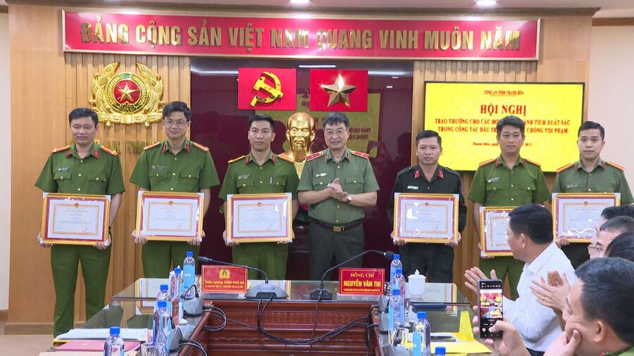 Thiếu tướng Trần Phú Hà, Giám đốc Công an tỉnh Thanh Hóa trao thưởng cho các đơn vị có thành tích xuất sắc