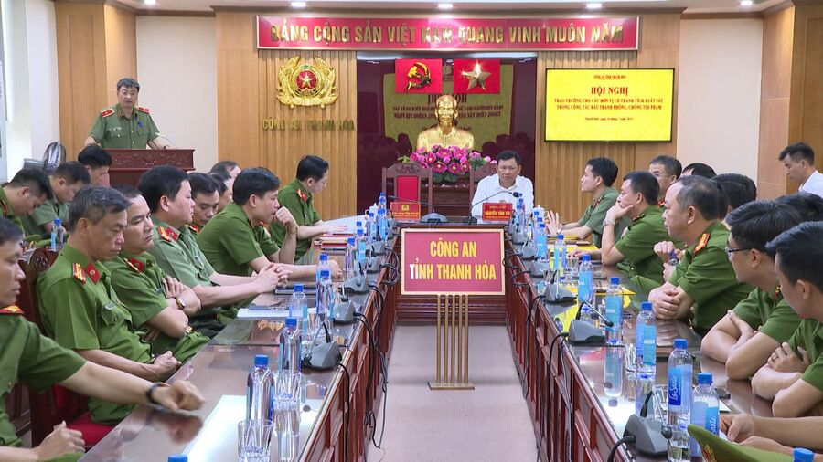 Quang cảnh Lễ trao thưởng cho các tập thể, cá nhân Công an tỉnh Thanh Hóa có thành tích xuất sắc trong đấu tranh phòng, chống tội phạm