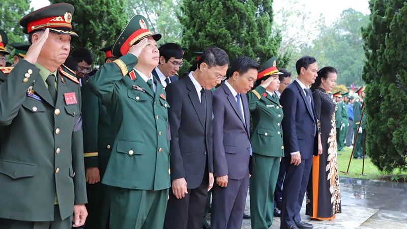 Phú mặc niệm tưởng nhớ công lao các anh hùng liệt sĩ