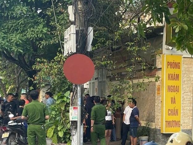 Nhiều người dân địa phương đến theo dõi vụ việc