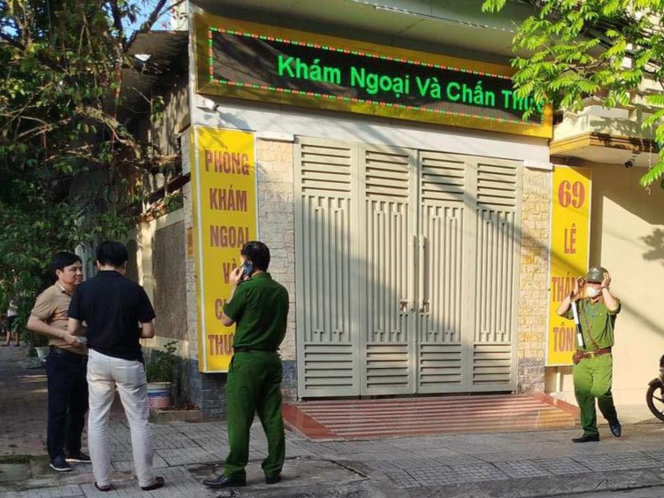 Lực lượng chức năng có mặt tại Phòng khám chuyên khoa ngoại bác sĩ Dương Văn Thọ