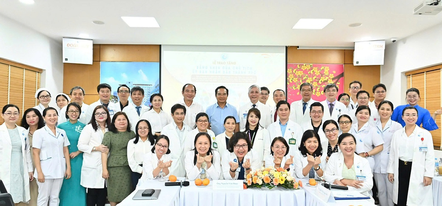 Chủ tịch UBND TP. Hồ Chí Minh Nguyễn Văn Được khen thưởng ê-kíp can thiệp tim bào thai cho sản phụ Singapore